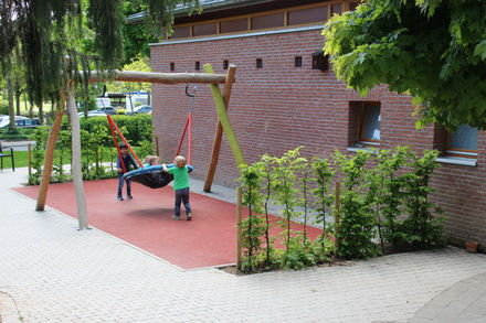Vogelnestschaukel in der Mitte Vogelnestschaukel in der Mitte